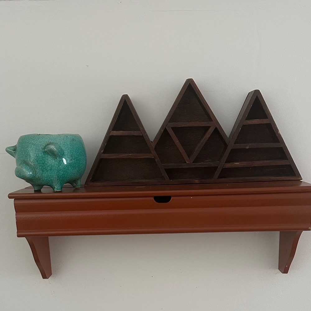 UO Distressed Mountain Shelf - Brown